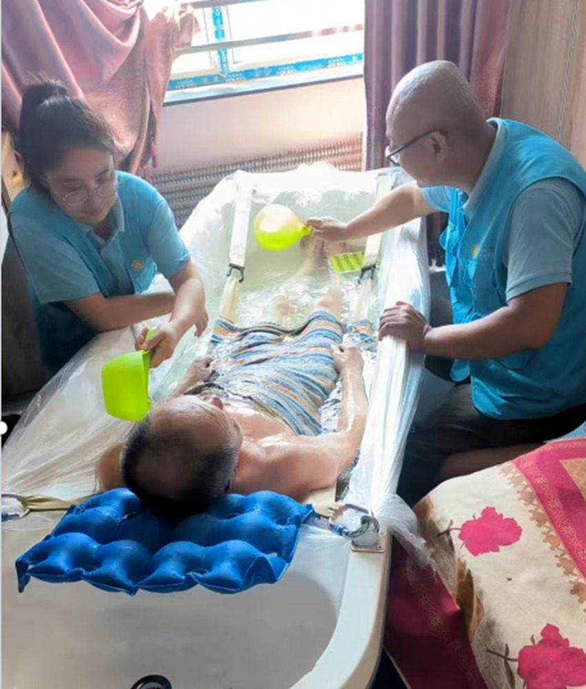 佐邻佑舍南湖托养中心助浴团队上门为老人服务（资料图片）