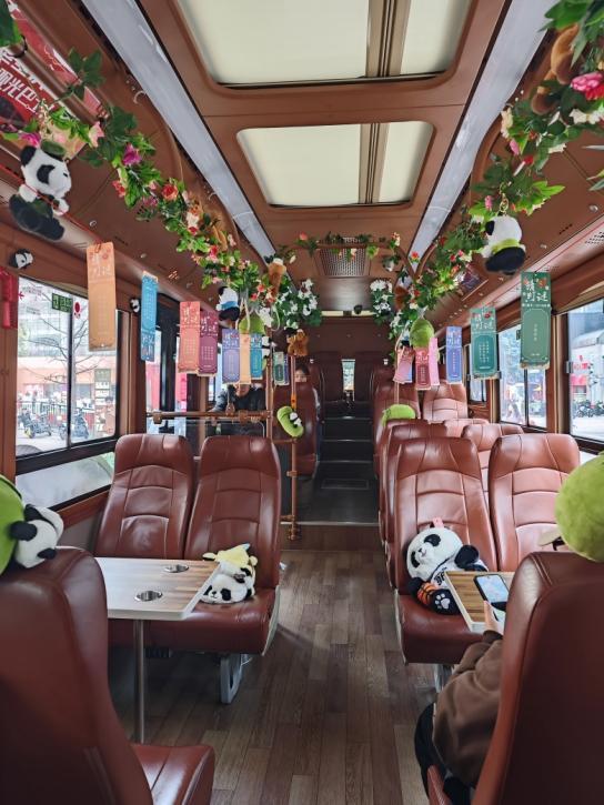 重庆熊猫巴士再添新丁 萌趣升级焕新迎新春