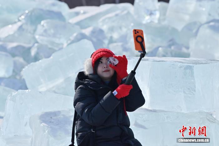 长春打造“蓝冰”景观市民打卡体验“冰川世界”