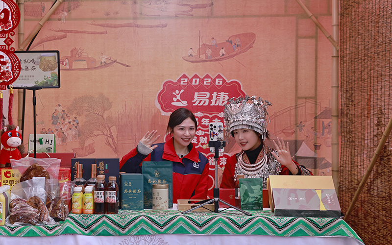 申萍和团队成员正在进行直播。 李罗亮摄