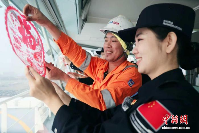 辽宁大连:国门年味浓 护航出海“加速度”