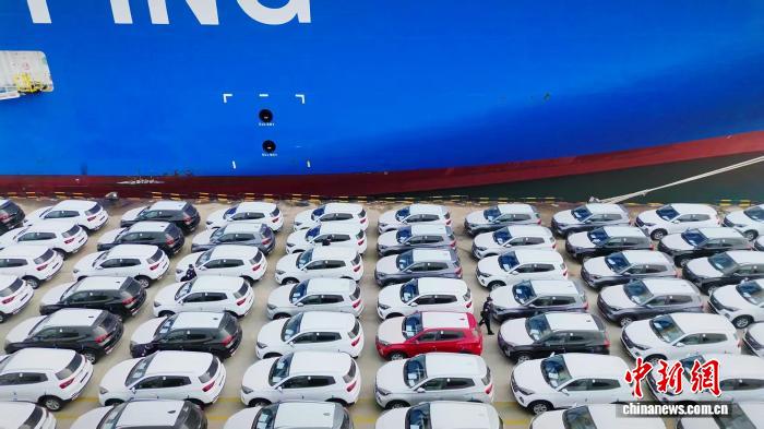 辽宁大连:国门年味浓 护航出海“加速度”