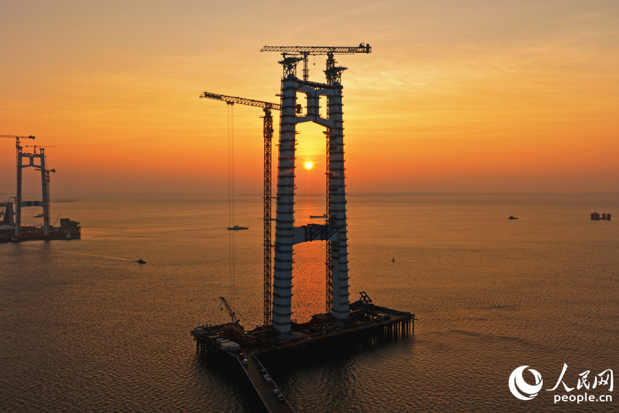 日出时分，厦金大桥（厦门段）东、西主塔矗立在海面上。人民网记者 李唯一摄