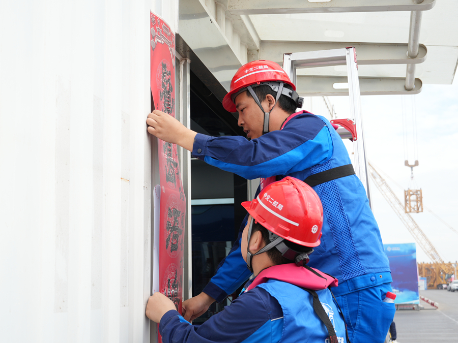 厦金大桥（厦门段）的建设者在贴春联，工地年味浓。方艳艳摄