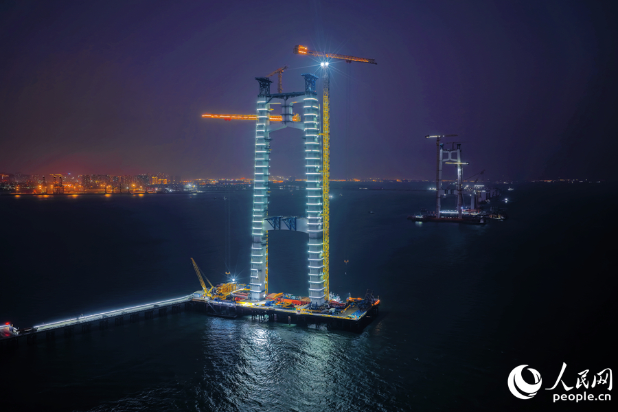 夜色璀璨，厦金大桥（厦门段）项目工地灯火通明，与岸边城市霓虹遥相呼应。人民网记者 李唯一摄