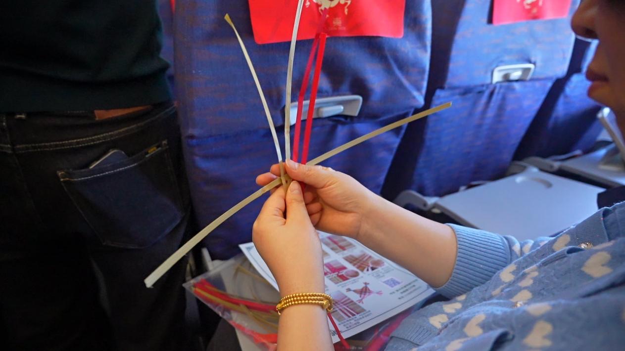 到崇州过非遗年全国首个“云端非遗”主题航班完成首飞