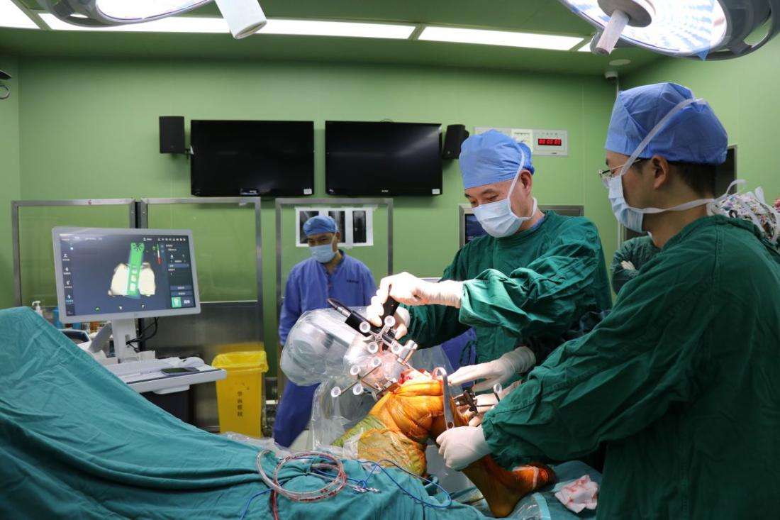 深看科创 | 我国首款完全自主研发的机械臂骨科手术机器人“上岗”首秀