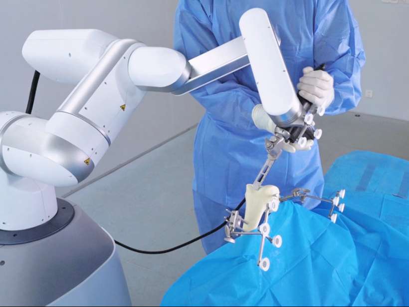 深看科创 | 我国首款完全自主研发的机械臂骨科手术机器人“上岗”首秀