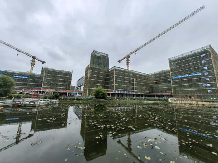 广西首个100%再生粗骨料混凝土示范工程封顶 广西首个100%再生粗骨料混凝土示范工程封顶