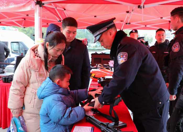 “平安桂林 法治桂林 文明桂林”新春系列行动启动 “平安桂林 法治桂林 文明桂林”新春系列行动启动