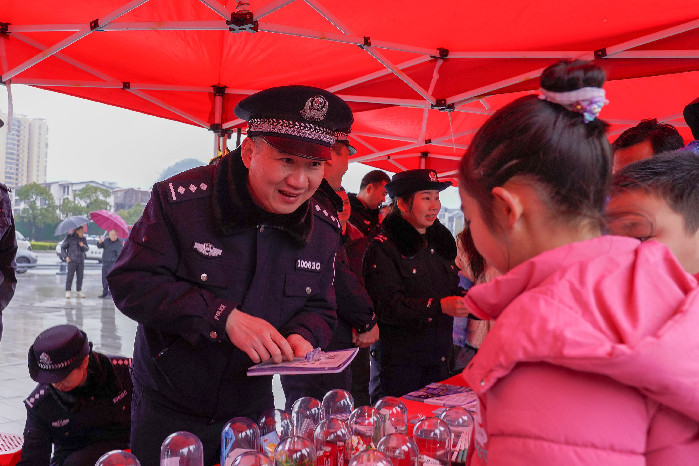 “平安桂林 法治桂林 文明桂林”新春系列行动启动 “平安桂林 法治桂林 文明桂林”新春系列行动启动