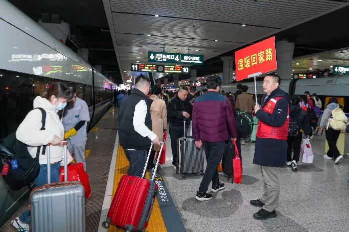 广西连续11年开行免费专列 1905名在粤桂籍人员暖心返乡 广西连续11年开行免费专列 1905名在粤桂籍人员暖心返乡