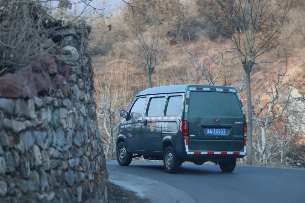 新春走基层·记者体验360行丨山间新春邮路忙