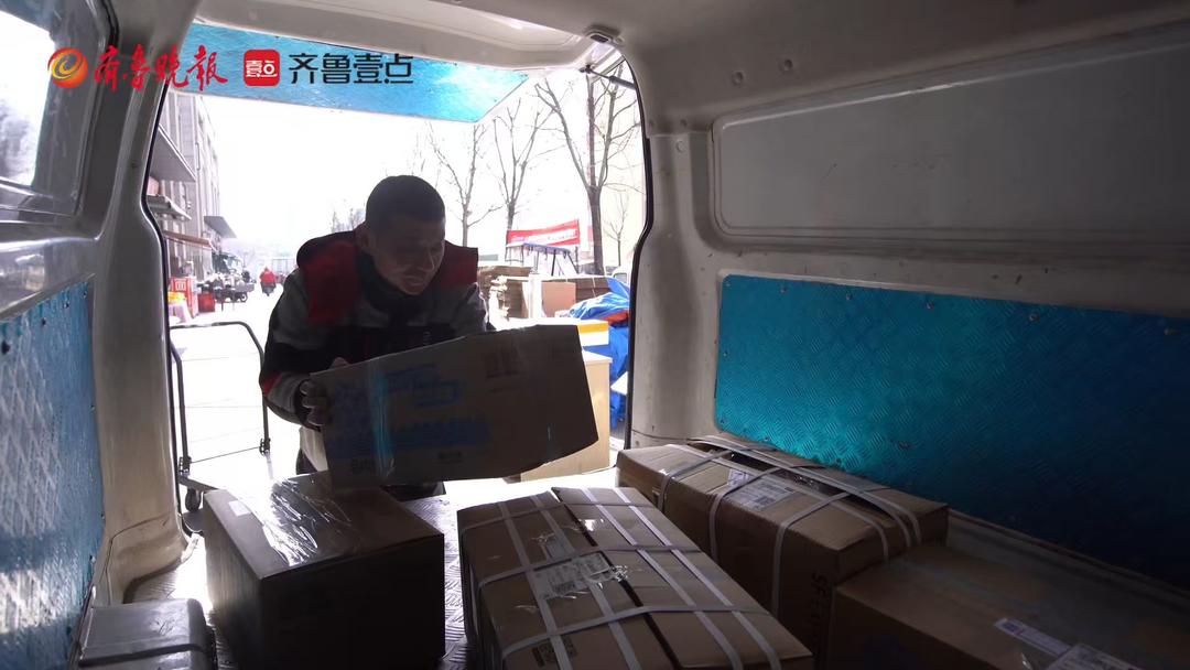 新春走基层|一箱箱海鲜发全国,快递小哥当好日照美味“搬运工” 新春走基层|一箱箱海鲜发全国,快递小哥当好日照美味“搬运工”