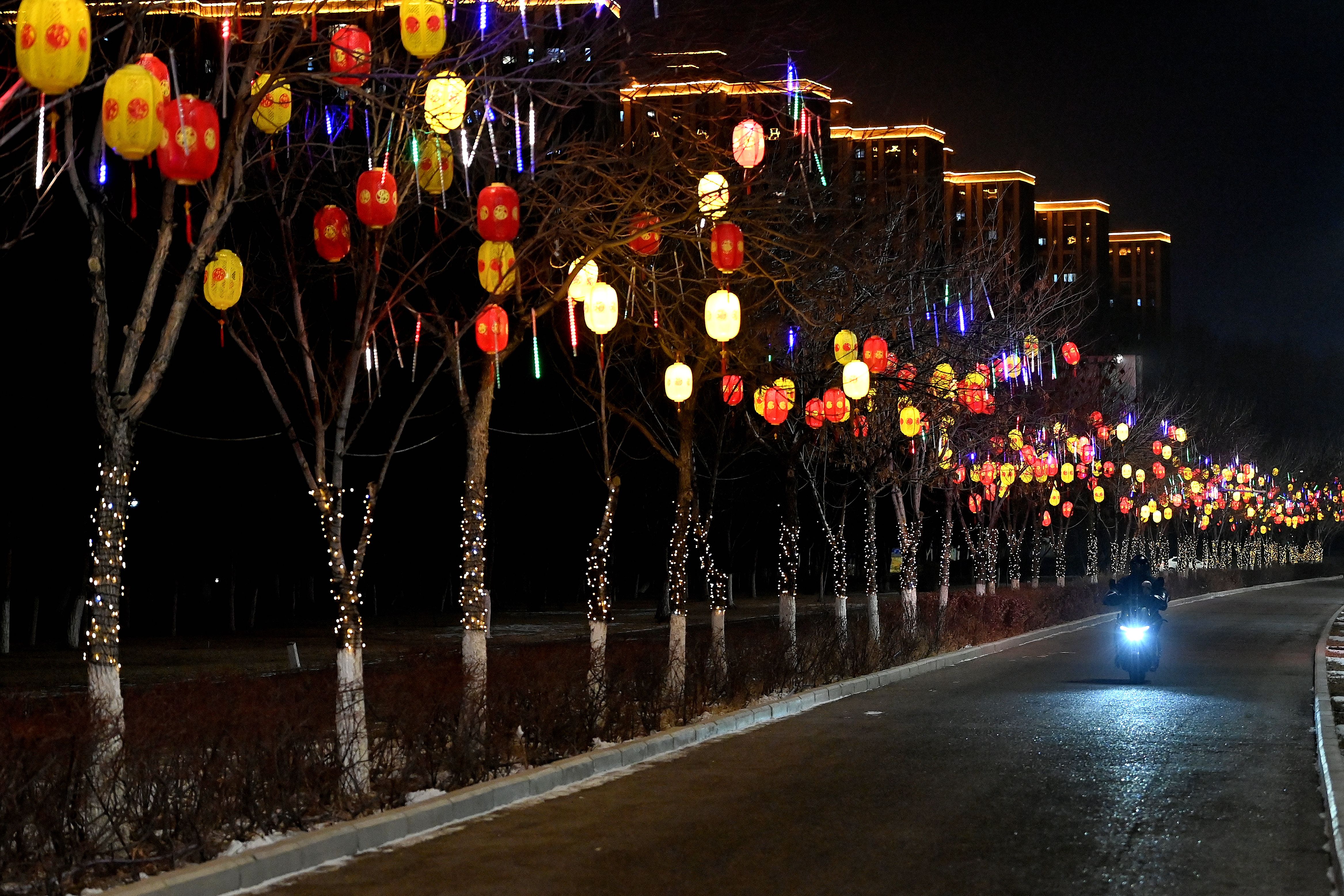 金马贺岁春意浓 克拉玛依绚丽夜景扮靓佳节 金马贺岁春意浓 克拉玛依绚丽夜景扮靓佳节