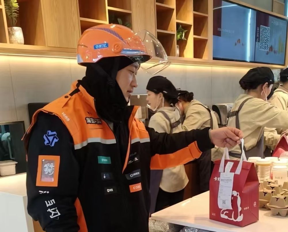 “外卖在变，人情味没变”——骑手与城市的“互暖”新春