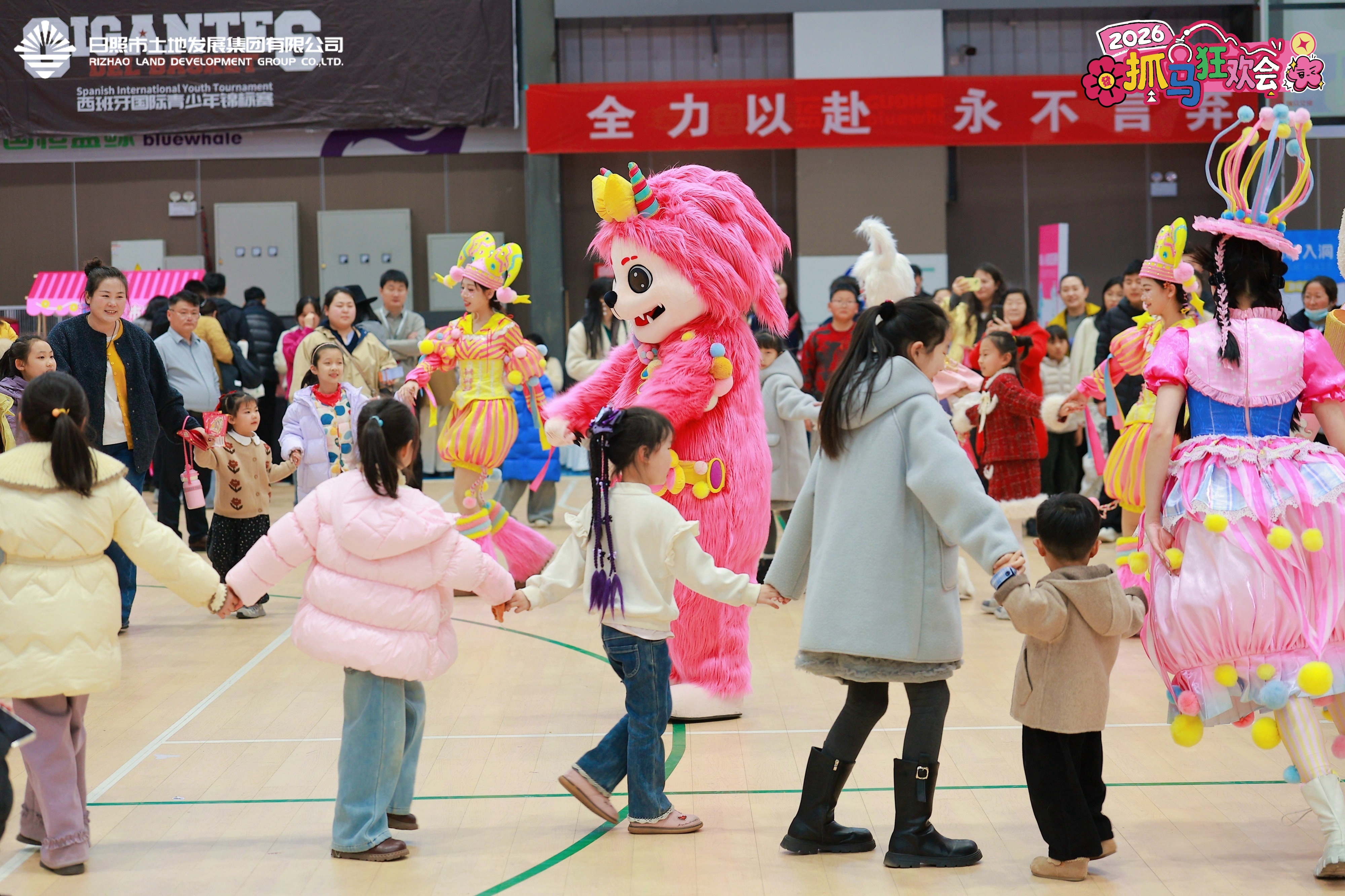 日照“抓马狂欢”点亮春节新时尚