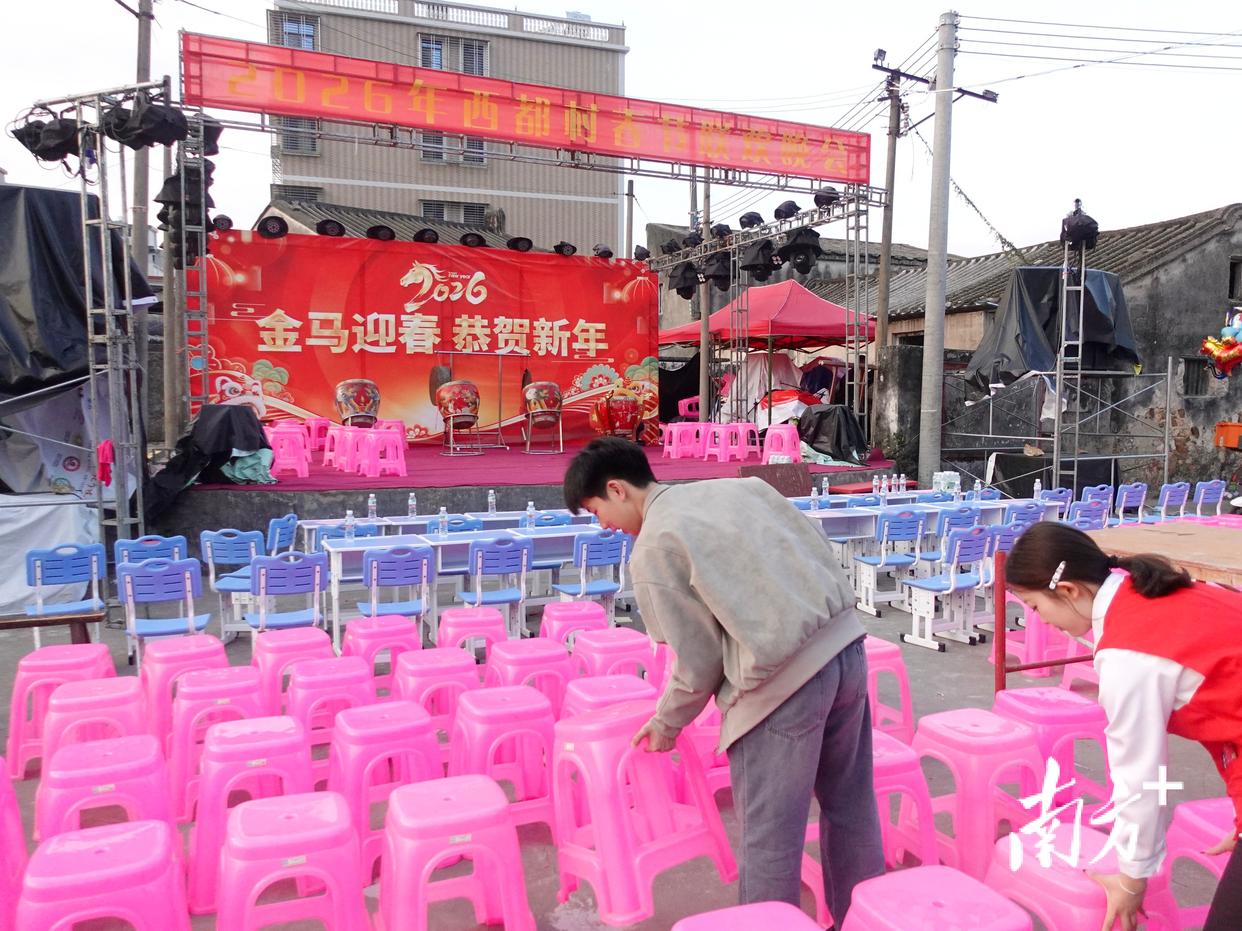 时代的年味|“00后”大学生回乡接棒办“村晚”