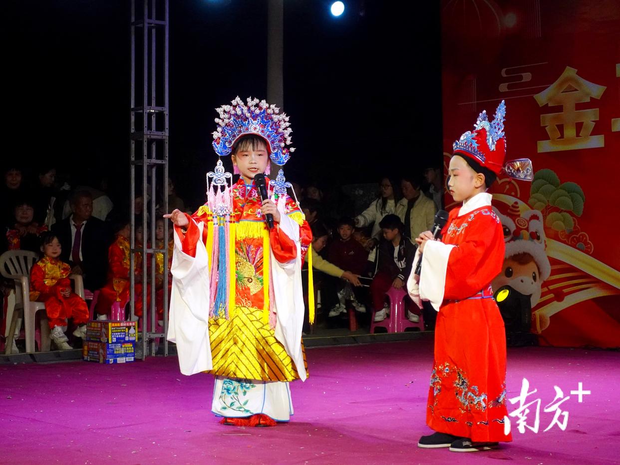 时代的年味|“00后”大学生回乡接棒办“村晚”