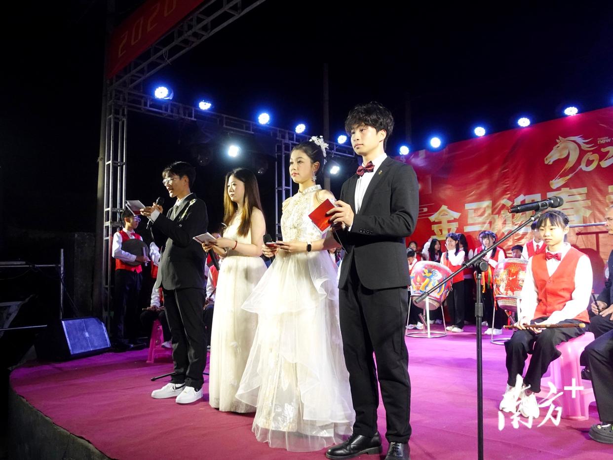 时代的年味|“00后”大学生回乡接棒办“村晚”