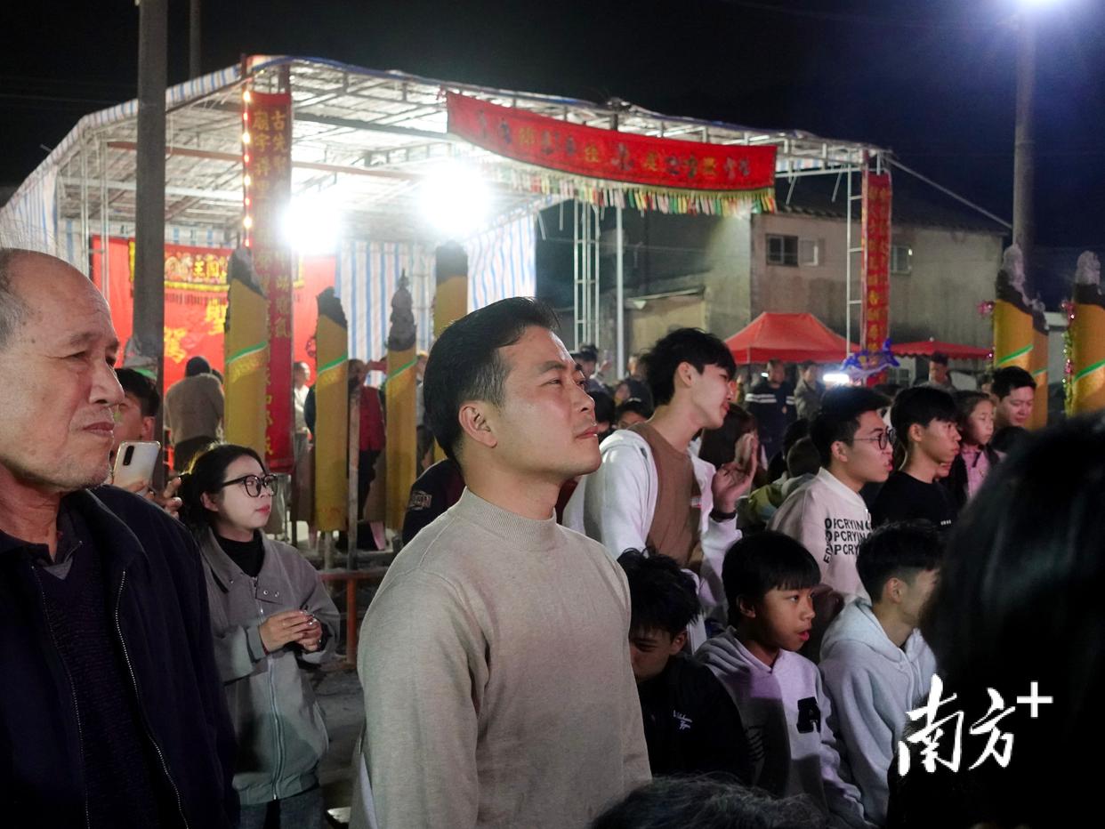 时代的年味|“00后”大学生回乡接棒办“村晚”