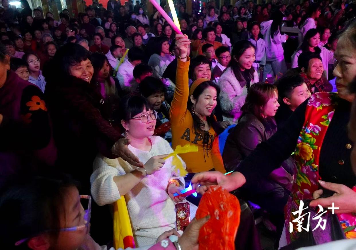 时代的年味|“00后”大学生回乡接棒办“村晚”