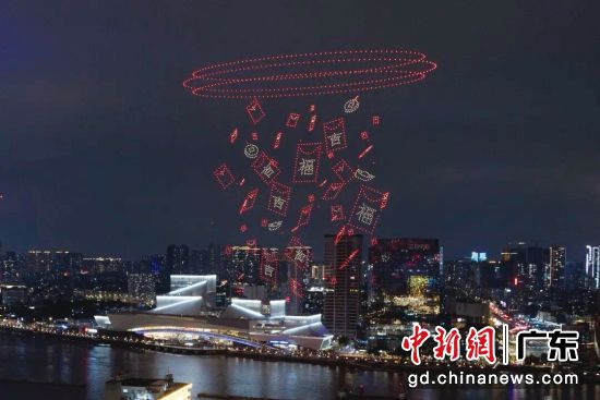 15万发焰火耀珠江 打造“天上吉光”景观