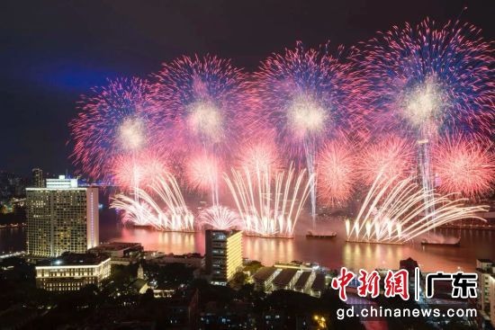 15万发焰火耀珠江 打造“天上吉光”景观