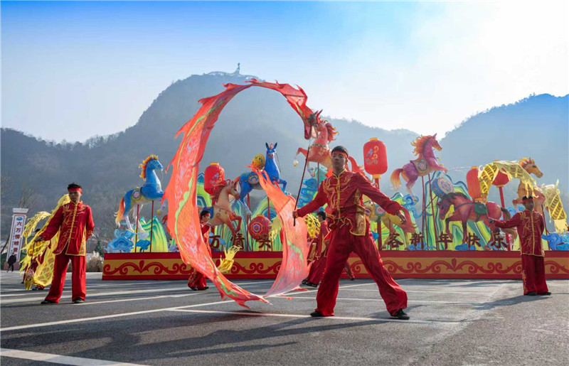 六万情峡迎新春民俗展演。霍山县文旅局供图