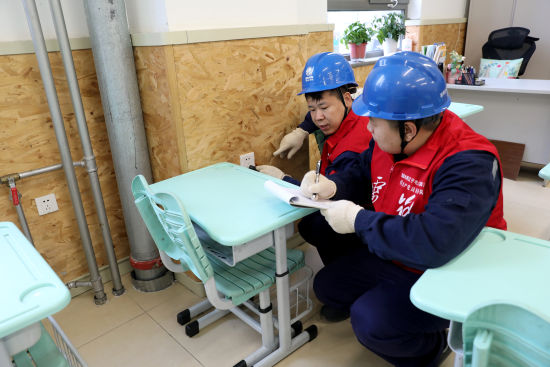 国网沈阳供电公司工作人员在开学前排查校内用电设施安全隐患。苑紫熙 摄