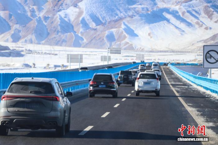 这条新疆南北交通大动脉何以跑出春运“加速度”? 春节期间,乌尉高速上车辆川流不息。苟继鹏 摄