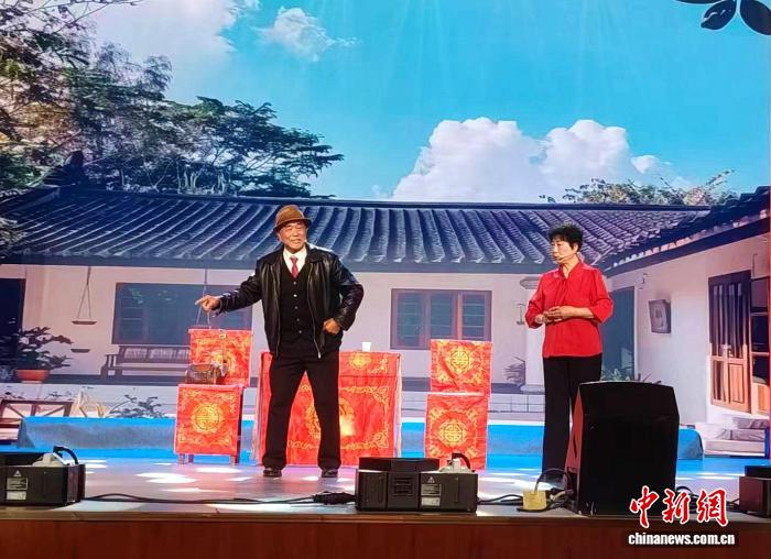 新疆曲子戏表演现场。(芳草湖农场供图)