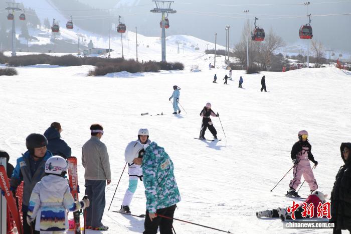 图为游客在丝绸之路山地度假区内滑雪。苟继鹏 摄