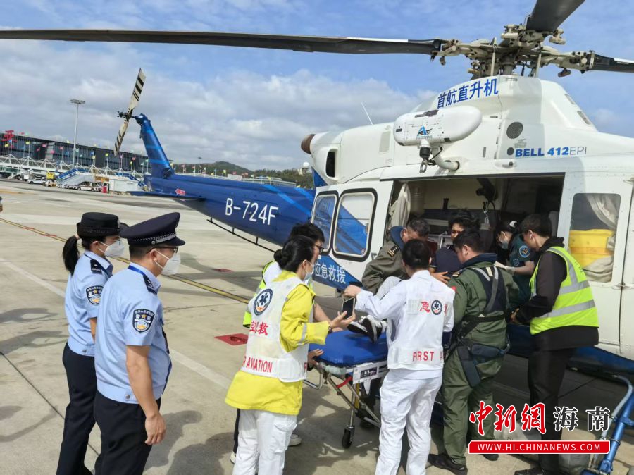 近日，三亚出入境边防检查站联合多部门开展“海陆空一体”紧急救援，转运患病缅甸籍船员。（三亚出入境边防检查站 供图）