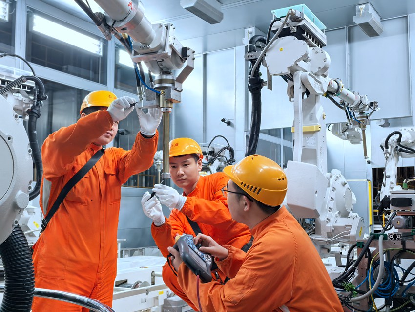 赵达和团队一起检修设备。人民网记者 王海跃摄