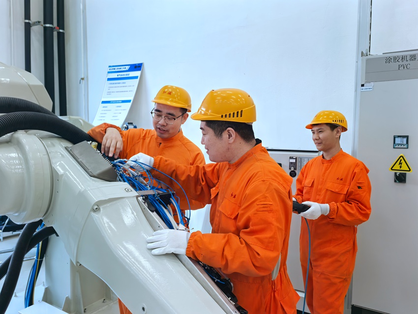 赵达给大家讲解设备运行原理。人民网记者 王海跃摄