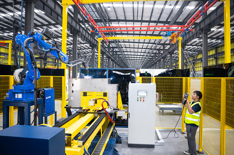 9月2日，在天搏智慧能源（滁州）有限公司生产车间内，工作人员在操作机械臂进行作业。卢志永摄