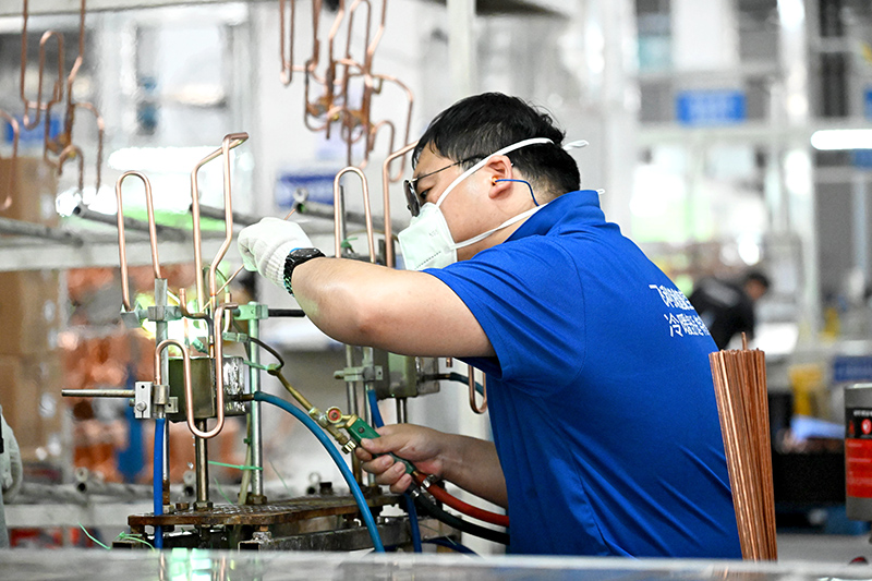 2025年7月24日，滁州南谯区安徽恩博力电器有限公司产研基地内，生产线正有序生产中。毕鸿摄