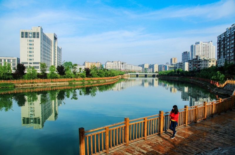 通羊河畔水清岸绿。唐成摄