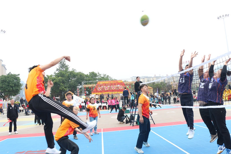 “村字号” 为贵州春节旅游热度加 “马” 贵州荔波乡村气排球比赛现场。韦敏摄