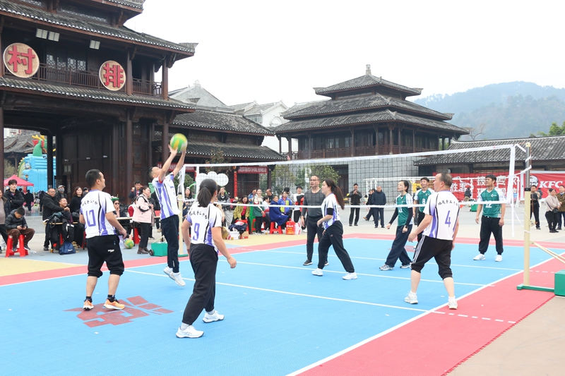 “村字号” 为贵州春节旅游热度加 “马” 贵州荔波乡村气排球比赛现场。韦敏摄