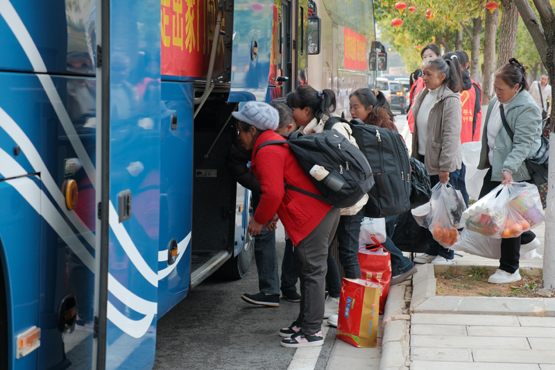 务工人员有序登车-徐兴莉摄