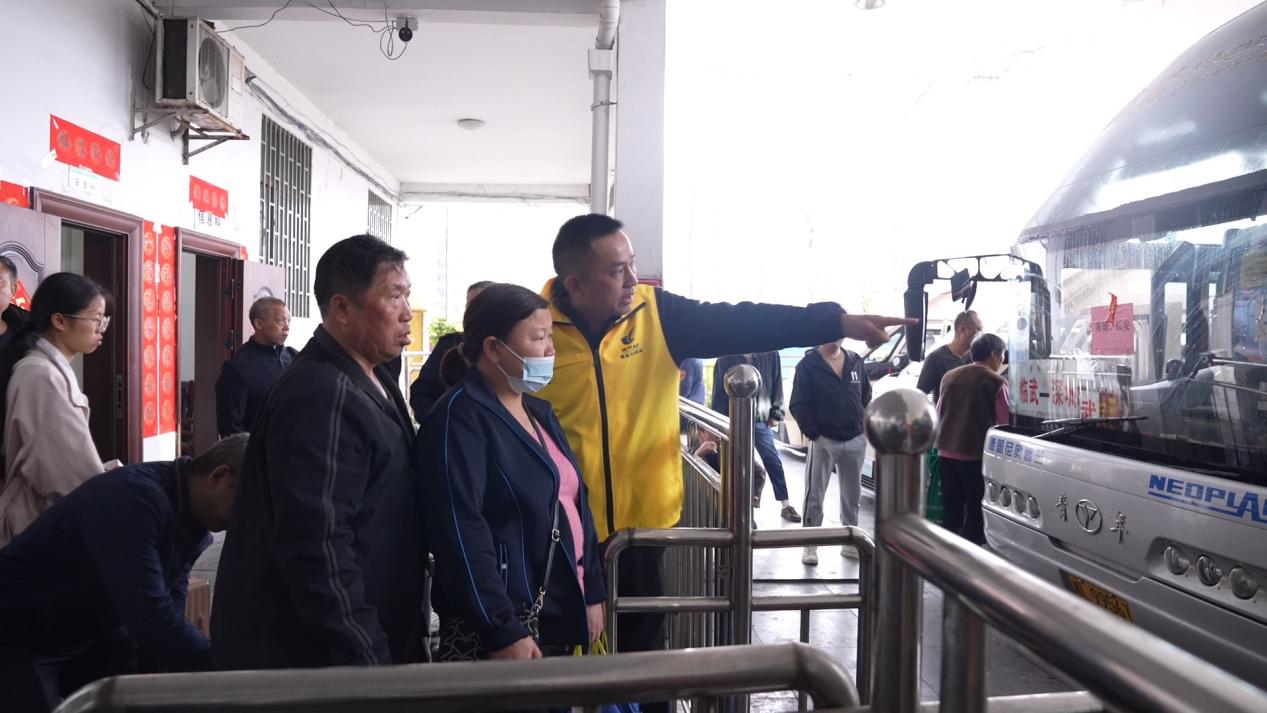 工作人员引导旅客有序乘车。受访单位供图