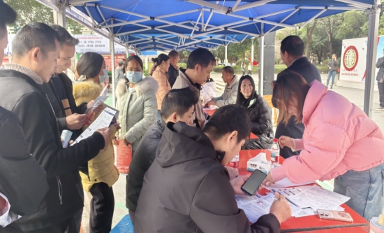 展位前的求职者。余涛摄