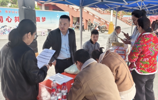 现场工作人员向求职者解释政策。余涛摄