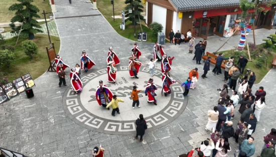 游客观看表演。何丹摄