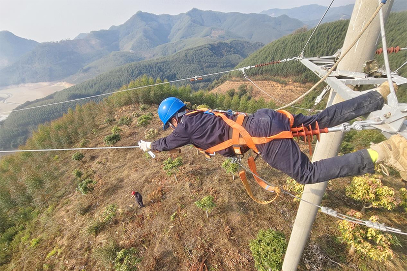 符景在高空作业。受访者供图
