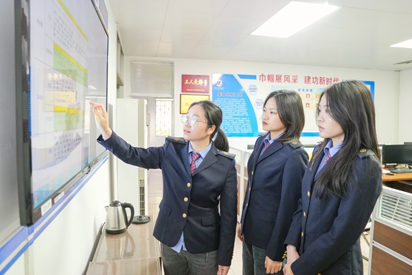 2.图为国铁南宁局柳州电务段集中监测调阅分析工区职工正在对管内设备进行调阅分析（陈欢 摄） .jpg