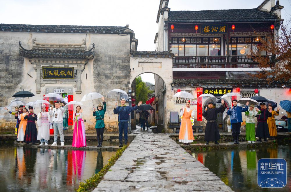呼伦贝尔草原风情涌入烟雨宏村
