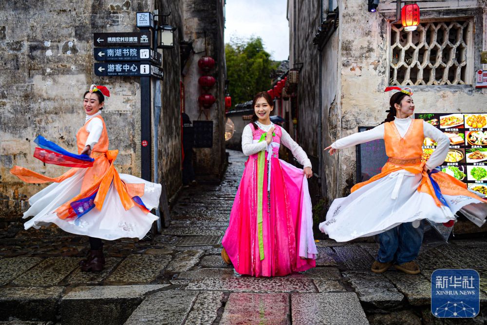 呼伦贝尔草原风情涌入烟雨宏村